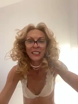 adella13 online show from December 6, 2024, 10:43 am