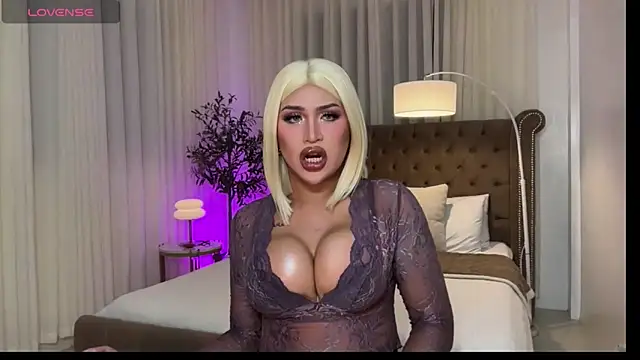 Snapshot of Your_Majesty_Tyra chatting on May 2, 2026, 5:12 am Your Majesty Tyra online show from May 2, 2026, 5:12 am