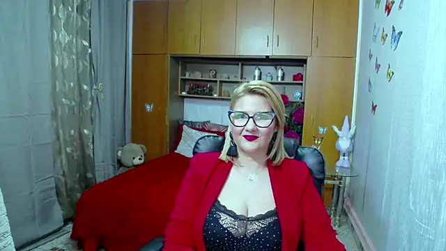 LucilleFenlys online show from February 12, 2025, 9:43 pm