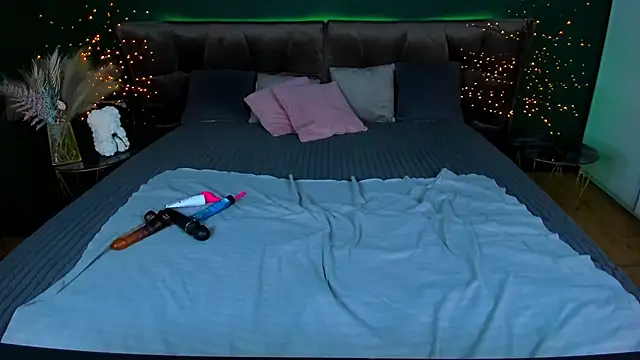 Kamilla Hot online show from October 17, 2025, 5:44 am