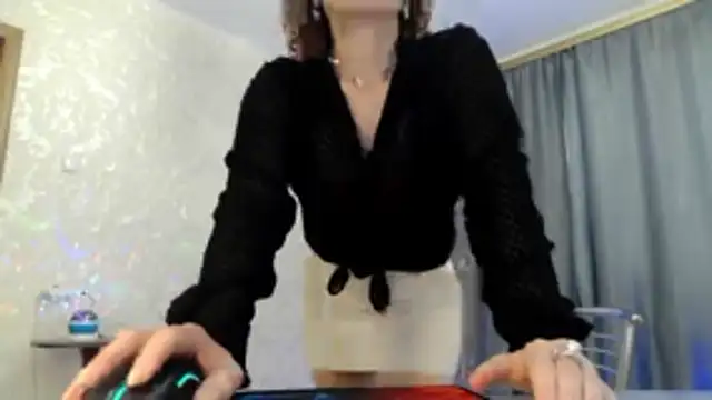 Snapshot of elenaza chatting on May 19, 2026, 10:11 am elenaza online show from May 19, 2026, 10:11 am
