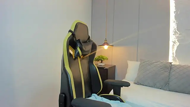 isabella florez online show from March 25, 2026, 12:04 pm