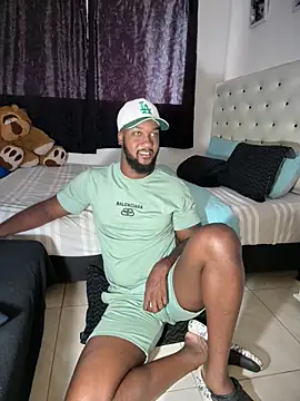 Snapshot of blackdrey18 chatting on April 4, 2026, 1:28 pm blackdrey18 online show from April 4, 2026, 1:28 pm