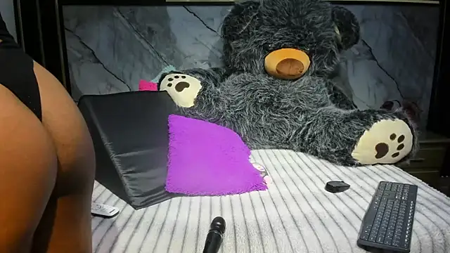 Snapshot of Niyirey1 chatting on November 4, 2025, 12:31 pm Niyirey1 online show from November 4, 2025, 12:31 pm