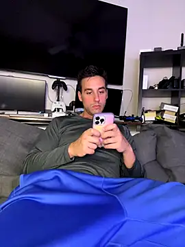 DominicFerriera online show from December 17, 2025, 4:17 am