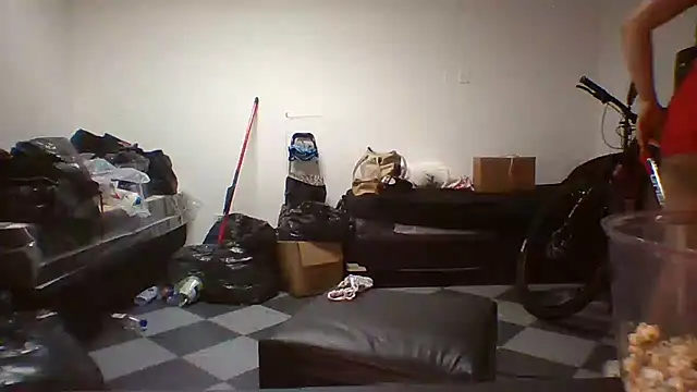 Snapshot of La_pauli_latina chatting on December 9, 2024, 2:34 am La pauli latina online show from December 9, 2024, 2:34 am