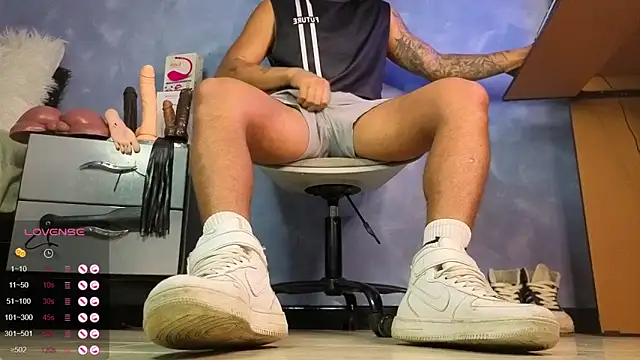 TomLover 12 online show from April 15, 2026, 1:37 pm