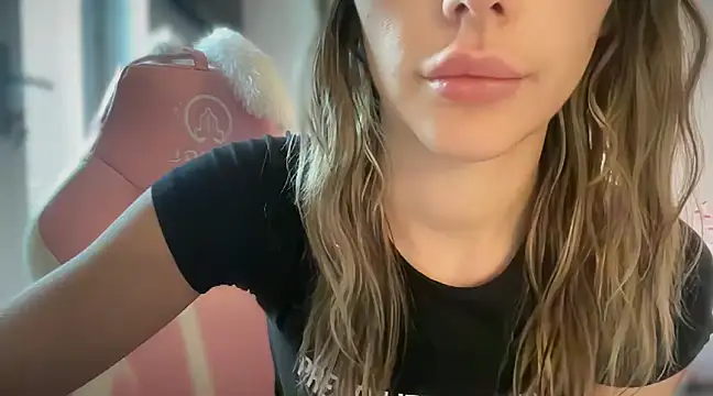 Snapshot of Lillymariee chatting on February 21, 2025, 2:06 pm Lillymariee online show from February 21, 2025, 2:06 pm