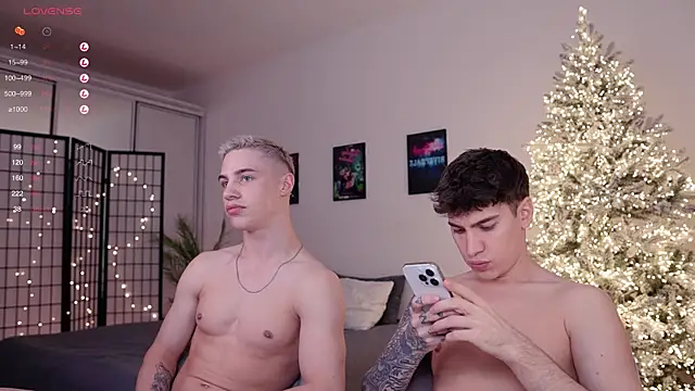 Snapshot of Evan__White_ chatting on December 27, 2024, 4:10 pm Evan White online show from December 27, 2024, 4:10 pm