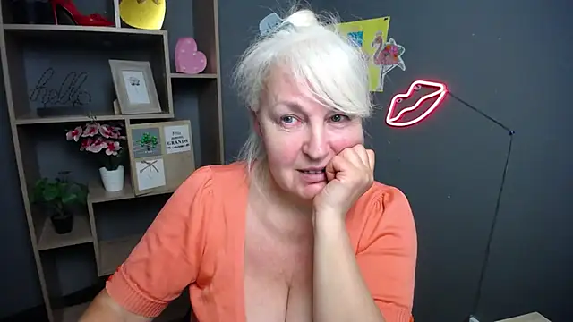 Snapshot of BlondyLeeBest chatting on May 1, 2026, 6:35 pm BlondyLeeBest online show from May 1, 2026, 6:35 pm