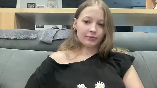 Snapshot of CharmingSarah chatting on June 18, 2026, 4:23 pm CharmingSarah online show from June 18, 2026, 4:23 pm