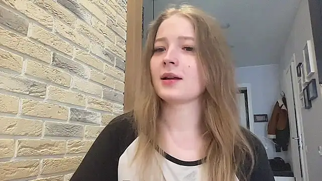 CharmingSarah online show from May 6, 2026, 1:59 pm