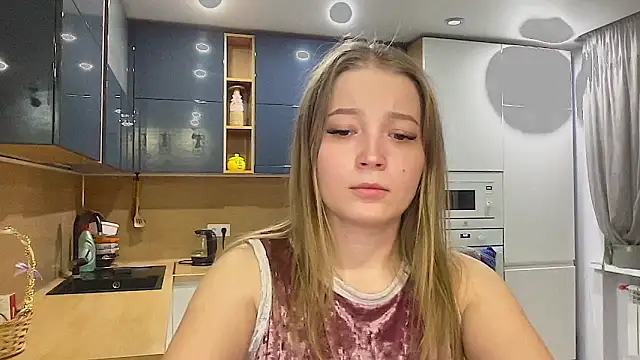 CharmingSarah online show from November 5, 2025, 2:42 pm