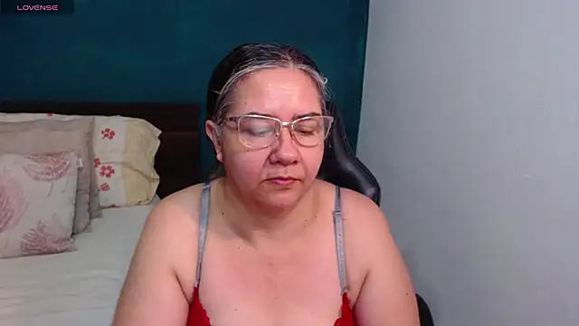 Snapshot of scaelettdubois chatting on May 17, 2026, 2:33 am scaelettdubois online show from May 17, 2026, 2:33 am