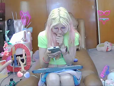 Snapshot of Skinygirl chatting on November 17, 2025, 11:42 pm Skinygirl online show from November 17, 2025, 11:42 pm