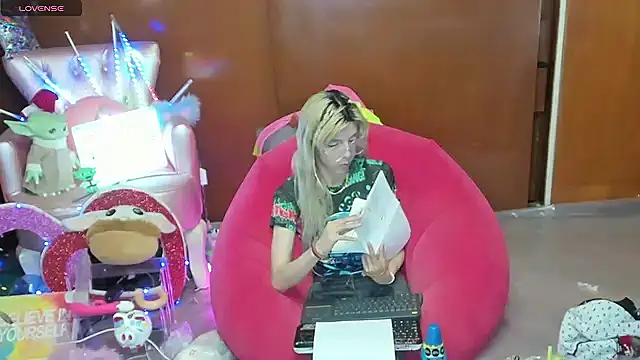 Snapshot of Skinygirl chatting on July 1, 2026, 12:33 am Skinygirl online show from July 1, 2026, 12:33 am