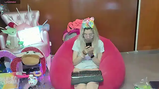 Snapshot of Skinygirl chatting on July 9, 2026, 12:11 am Skinygirl online show from July 9, 2026, 12:11 am