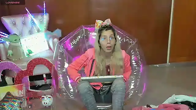 Skinygirl online show from March 6, 2026, 12:27 am