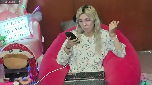 Snapshot of Skinygirl chatting on June 20, 2026, 10:26 pm Skinygirl online show from June 20, 2026, 10:26 pm