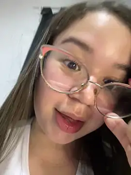 Snapshot of Lucyklein2022 chatting on December 13, 2024, 2:32 am Lucyklein2022 online show from December 13, 2024, 2:32 am