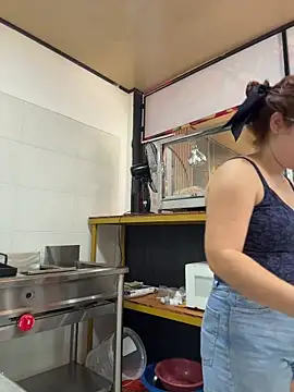 Snapshot of Lucyklein2022 chatting on October 9, 2025, 4:18 pm Lucyklein2022 online show from October 9, 2025, 4:18 pm