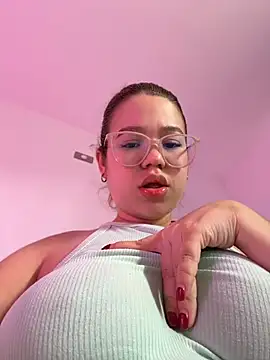 Snapshot of Lucyklein2022 chatting on April 19, 2026, 6:10 pm Lucyklein2022 online show from April 19, 2026, 6:10 pm