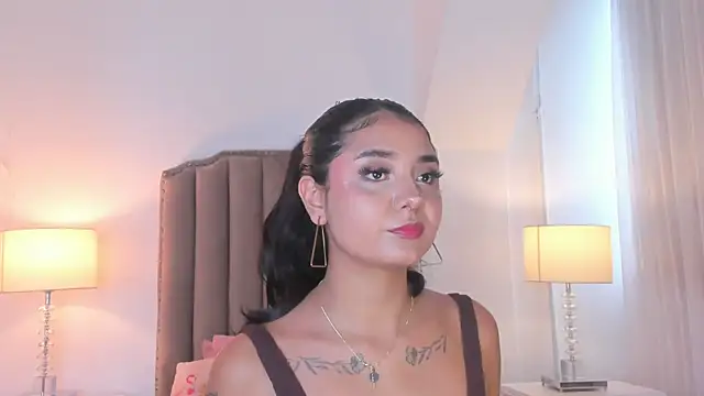 Snapshot of Emma_Torres__ chatting on April 29, 2026, 12:20 pm Emma Torres online show from April 29, 2026, 12:20 pm