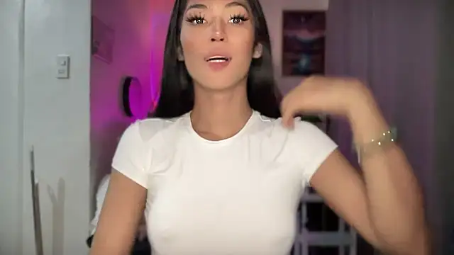 Snapshot of Bella_Gordon chatting on November 4, 2025, 4:00 pm Bella Gordon online show from November 4, 2025, 4:00 pm