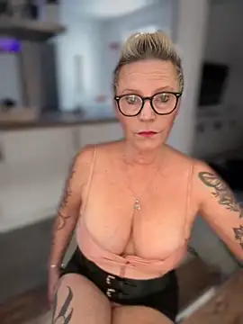 Snapshot of German_Milf chatting on October 18, 2025, 1:02 pm German Milf online show from October 18, 2025, 1:02 pm