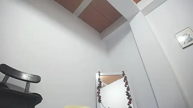 hornywife  online show from April 12, 2026, 10:29 am