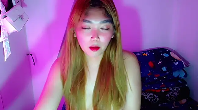 Snapshot of TR4NSCUTI3 chatting on February 18, 2025, 12:59 am TR4NSCUTI3 online show from February 18, 2025, 12:59 am