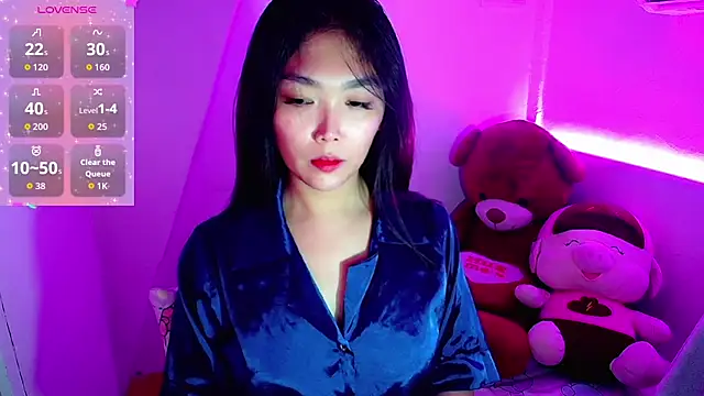 Snapshot of TR4NSCUTI3 chatting on November 4, 2025, 8:23 pm TR4NSCUTI3 online show from November 4, 2025, 8:23 pm