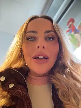 Snapshot of EmaSalis chatting on April 14, 2026, 9:36 am EmaSalis online show from April 14, 2026, 9:36 am