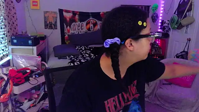 Snapshot of N1NT3NDH03 chatting on October 6, 2025, 1:01 pm N1NT3NDH03 online show from October 6, 2025, 1:01 pm