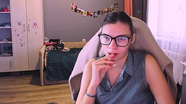 MollyLollipop online show from December 15, 2025, 5:57 am