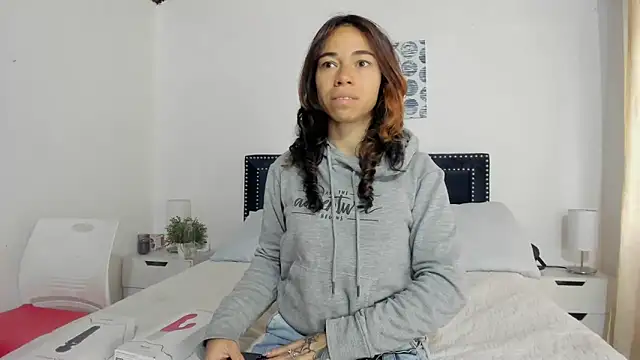 Snapshot of ZulyMichels chatting on February 19, 2025, 12:44 pm ZulyMichels online show from February 19, 2025, 12:44 pm