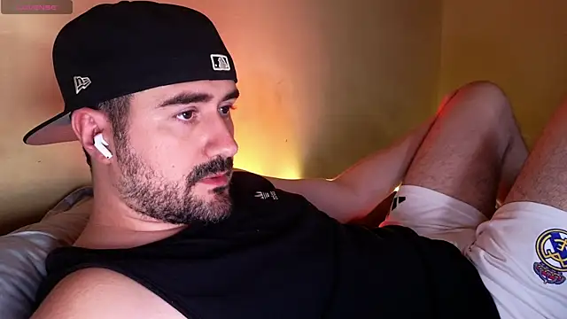 Snapshot of DominantTheo chatting on December 16, 2025, 3:44 am DominantTheo online show from December 16, 2025, 3:44 am