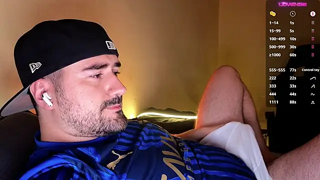 Snapshot of DominantTheo chatting on November 30, 2025, 3:40 am DominantTheo online show from November 30, 2025, 3:40 am