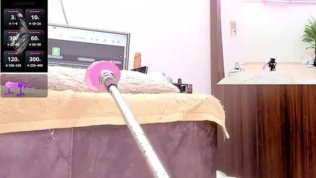 Paulina Davis  online show from April 12, 2026, 9:51 pm