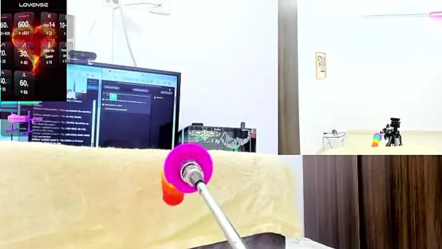 Paulina Davis  online show from December 15, 2025, 11:20 pm