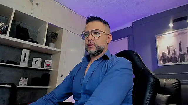 Snapshot of MrFrank_tattoo chatting on October 7, 2025, 2:18 pm MrFrank tattoo online show from October 7, 2025, 2:18 pm