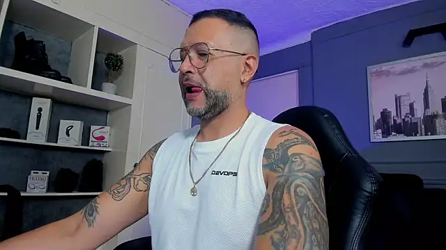 Snapshot of MrFrank_tattoo chatting on October 4, 2025, 5:25 pm MrFrank tattoo online show from October 4, 2025, 5:25 pm