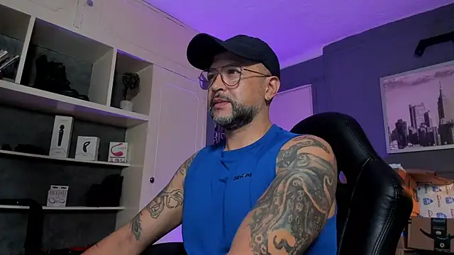 Snapshot of MrFrank_tattoo chatting on October 18, 2025, 1:18 am MrFrank tattoo online show from October 18, 2025, 1:18 am