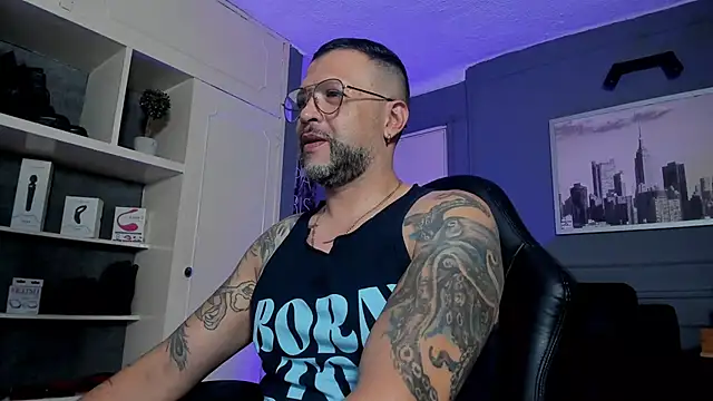 Snapshot of MrFrank_tattoo chatting on October 10, 2025, 12:00 am MrFrank tattoo online show from October 10, 2025, 12:00 am
