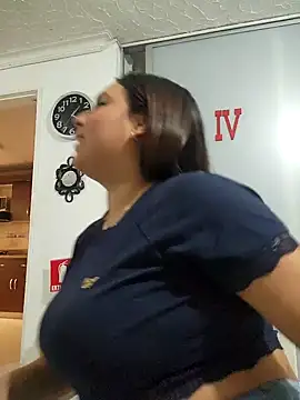 Snapshot of LizzRouse chatting on November 6, 2025, 9:08 pm LizzRouse online show from November 6, 2025, 9:08 pm