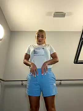 Snapshot of Strongqueen chatting on October 10, 2025, 9:15 pm Strongqueen online show from October 10, 2025, 9:15 pm