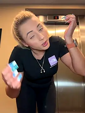 Snapshot of Strongqueen chatting on September 25, 2025, 9:21 pm Strongqueen online show from September 25, 2025, 9:21 pm