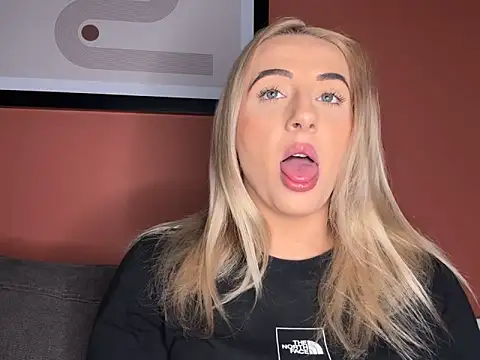 Snapshot of Strongqueen chatting on March 9, 2025, 3:22 am Strongqueen online show from March 9, 2025, 3:22 am