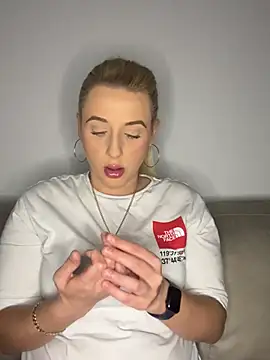 Snapshot of Strongqueen chatting on January 22, 2025, 8:06 pm Strongqueen online show from January 22, 2025, 8:06 pm