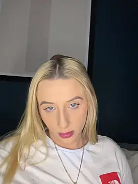 Snapshot of Strongqueen chatting on February 14, 2025, 11:42 pm Strongqueen online show from February 14, 2025, 11:42 pm